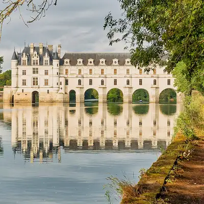 Le château de Chenonceau et sa galerie au-dessus du Cher