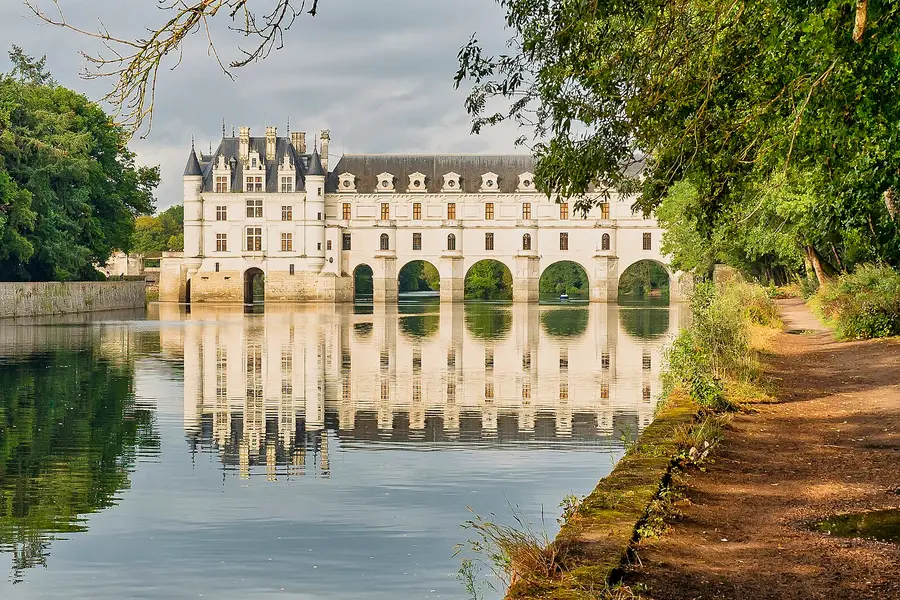 Le château de Chenonceau et sa galerie au-dessus du Cher