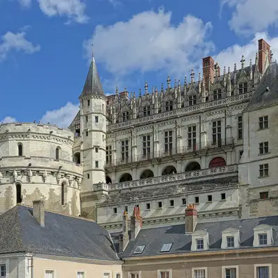 Le château d’Amboise et la tour des Minimes au-dessus de la Loire