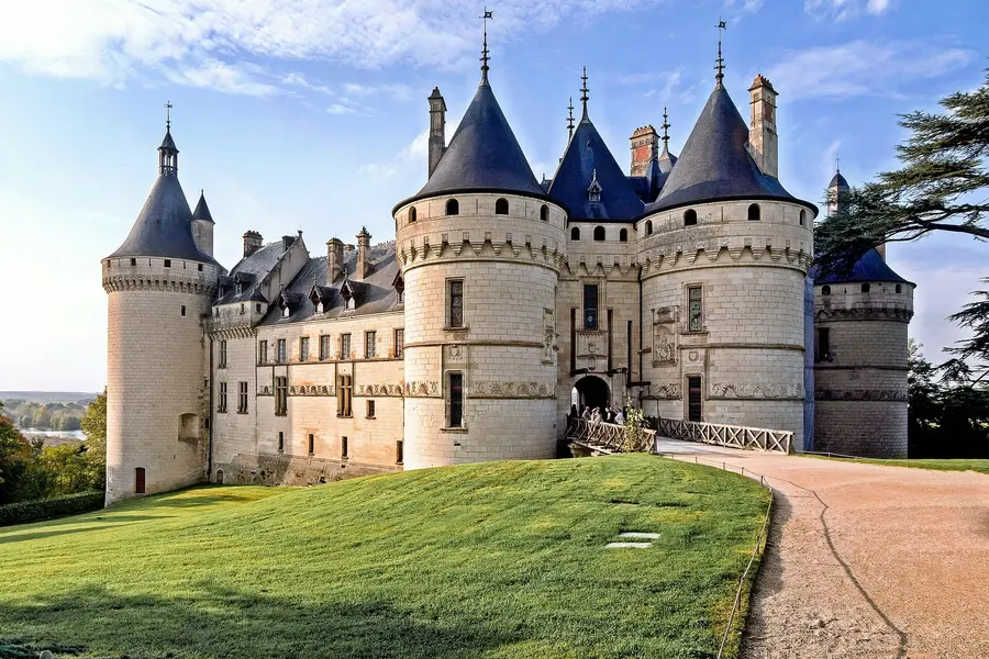 Le château de Chaumont-sur-Loire vu de l’ouest en fin de journée