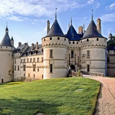 Le château de Chaumont-sur-Loire vu de l’ouest en fin de journée