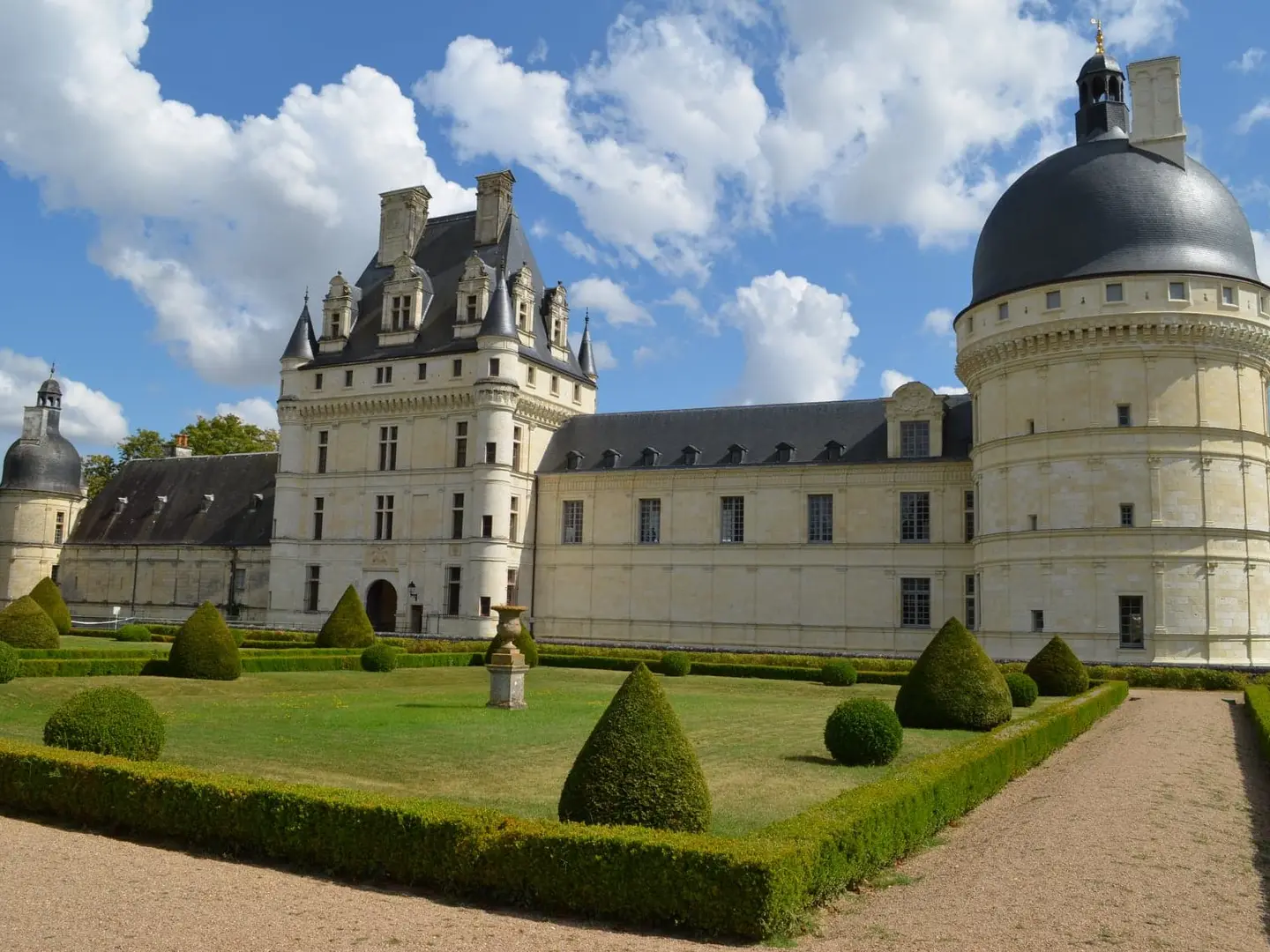 La façade d’entrée du château de Valençay et ses jardins