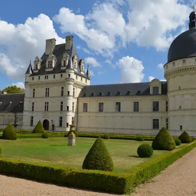 La façade d’entrée du château de Valençay et ses jardins